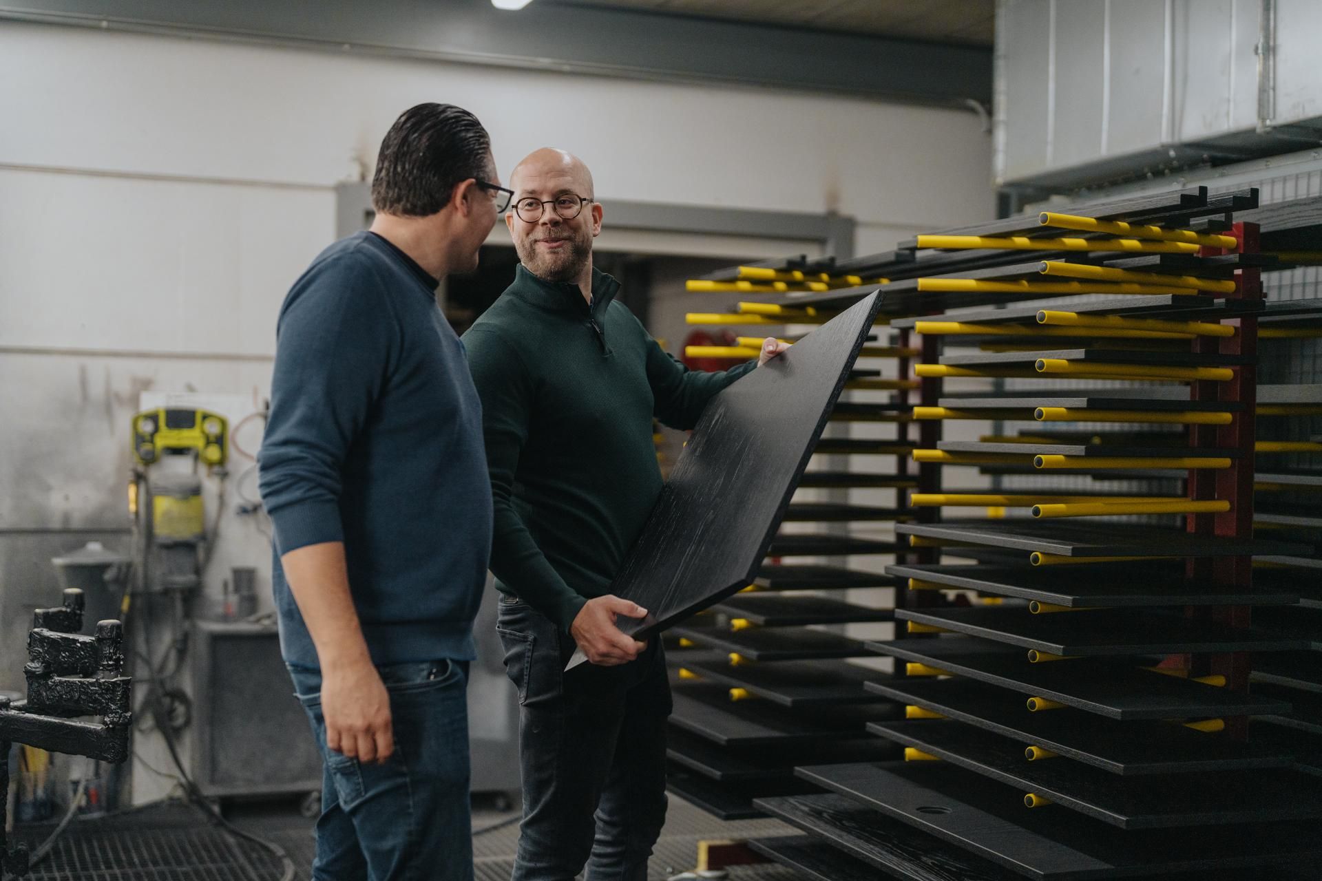Klant kiest hout- en kleurstalen in het open atelier