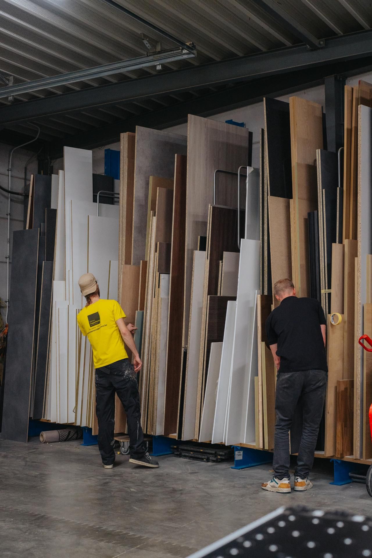 Open atelier waar vakmensen keukens op maat maken