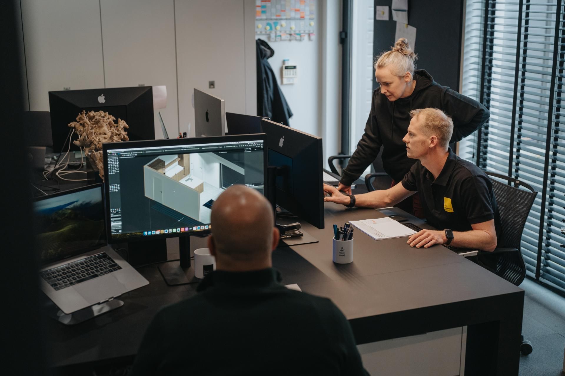 Interieurontwerpers werken aan een op maat gemaakt ontwerp in het tekenteam