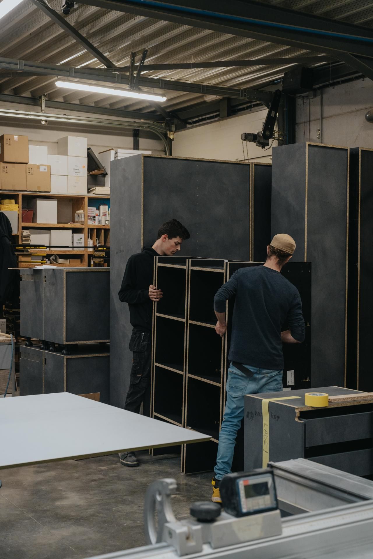 Houten maatwerkkast op maat ontworpen voor optimale ruimtebenutting