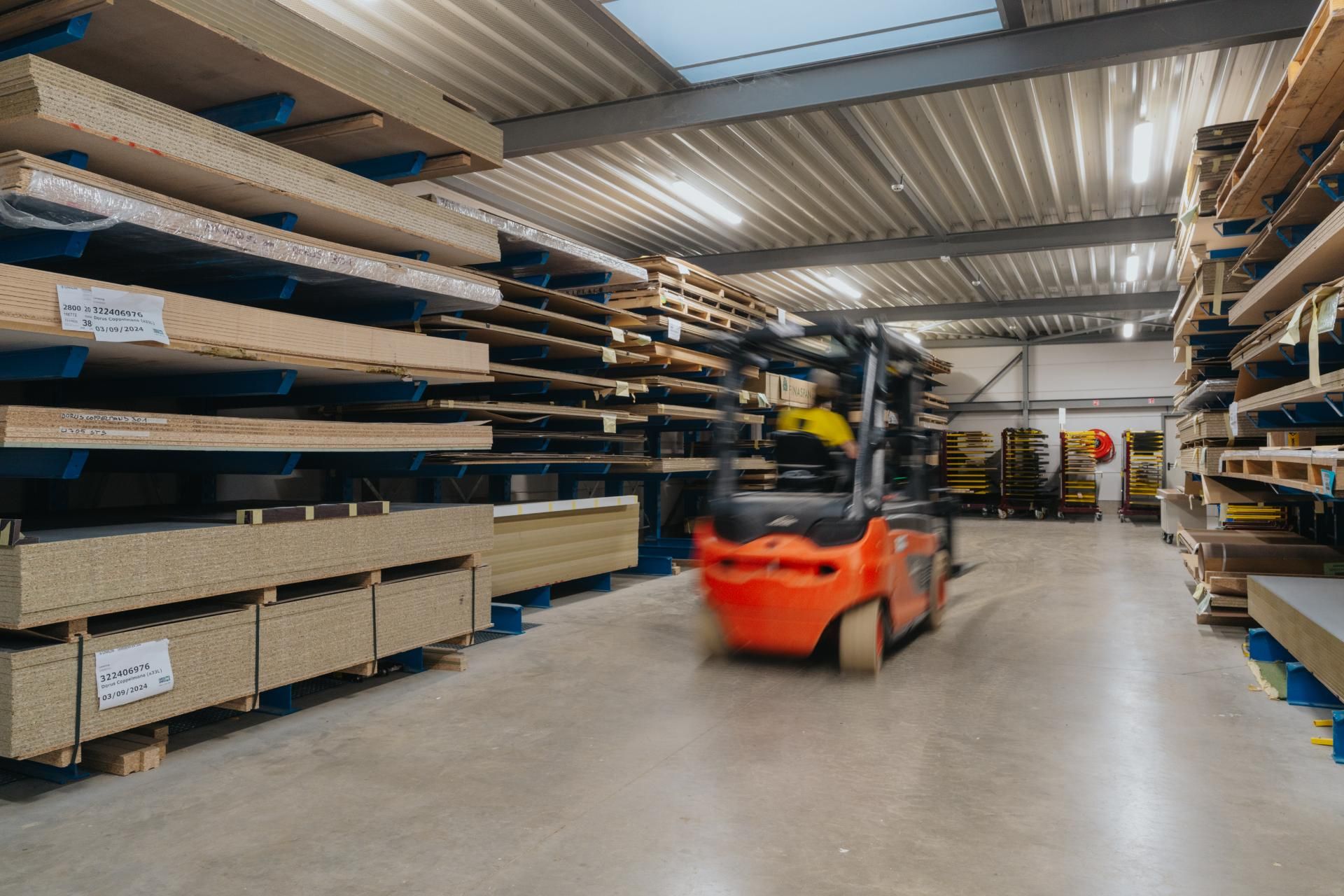 Heftruck rijdt door het atelier van Dorus Coppelmans