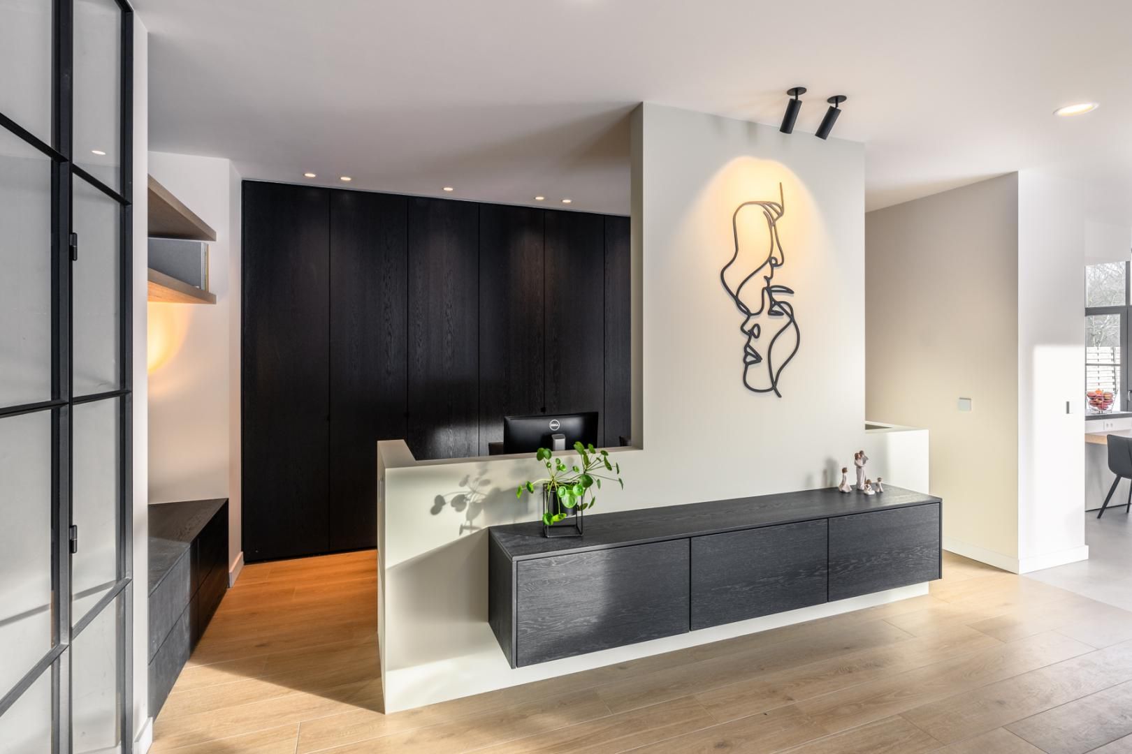 Moderne woning met een naadloos geïntegreerd totaalinterieur en maatmeubilair