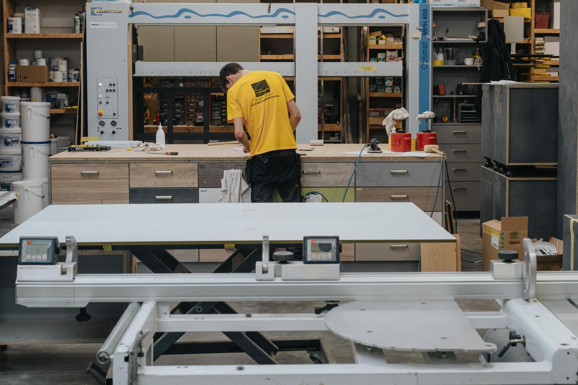 Vakman aan het werk in het open atelier van Dorus Coppelmans