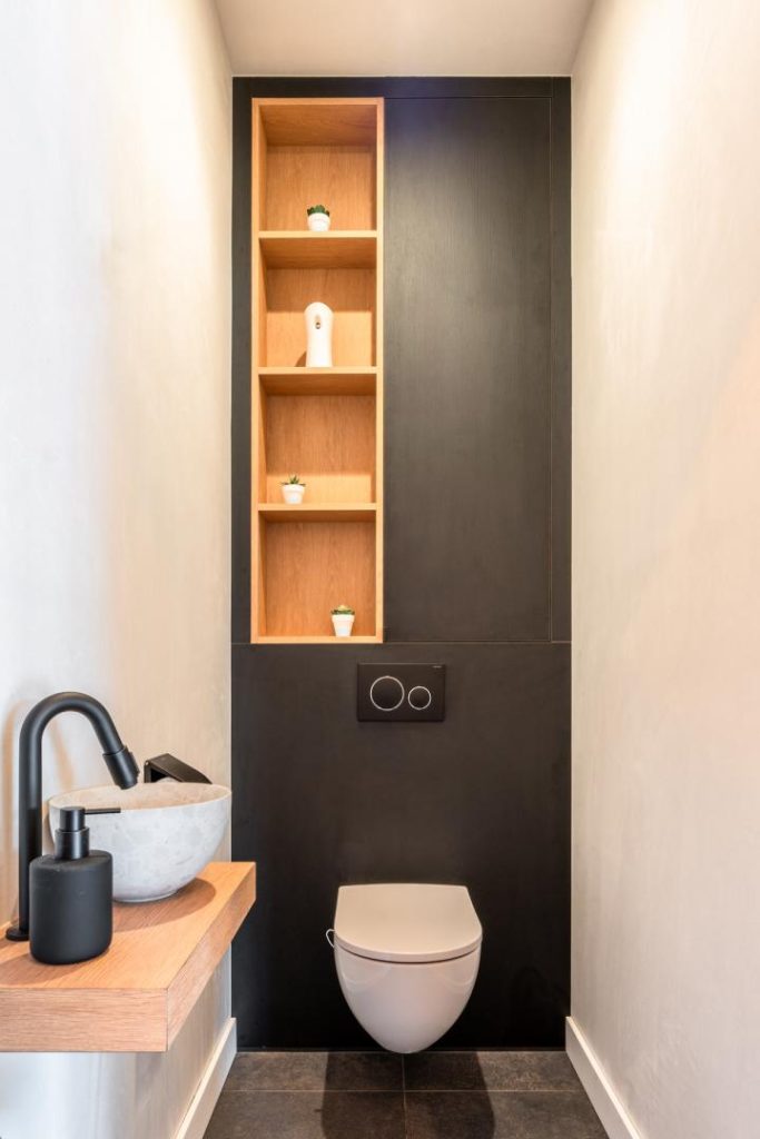 Toiletinrichting op maat in donker hout