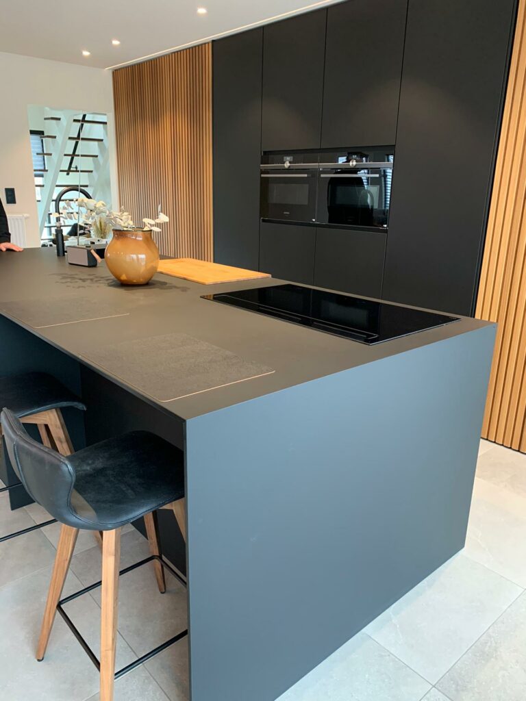 Mat zwarte keuken met warme houtaccenten