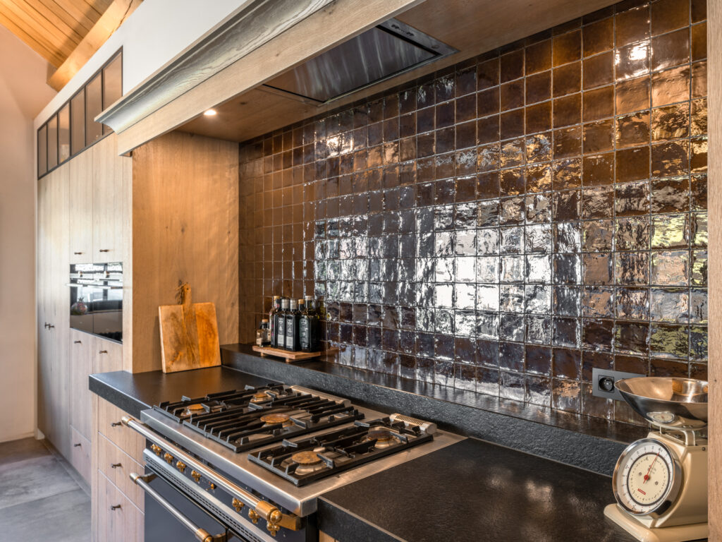 luxe keuken in schuurwoning met fornuis en landelijke accenten