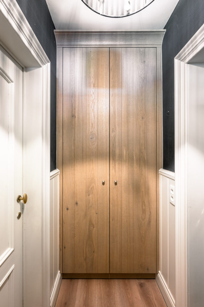 landelijke vestiairekast op maat in eikfineer uit eigen atelier Dorus Coppelmans