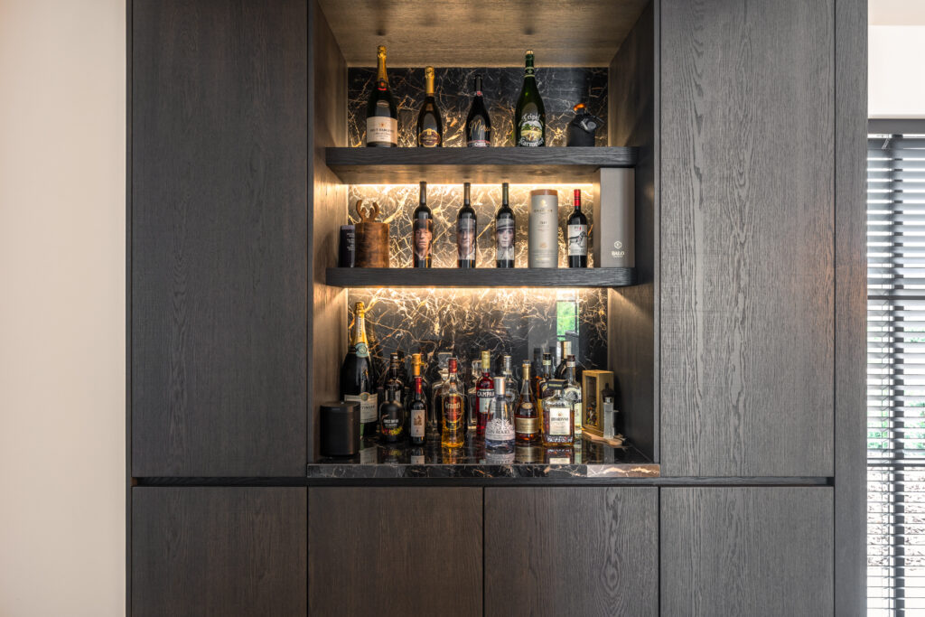 barkast donker hout en karaktervolle keramiek