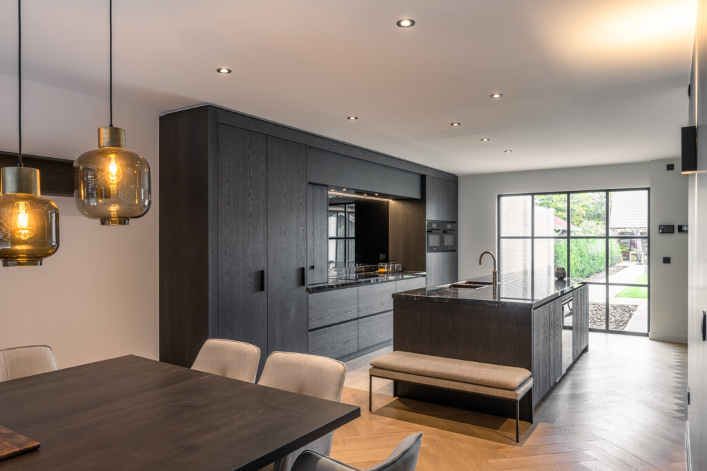 luxueuze keuken in stijlvol donker hout