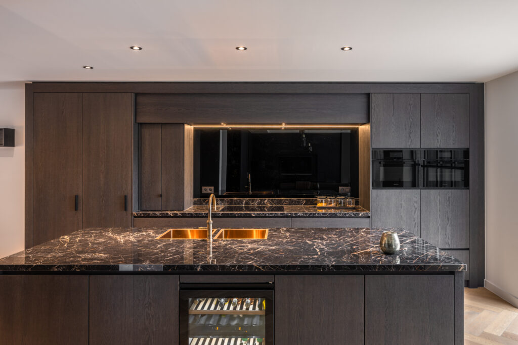 Luxe keuken met barkast in donker hout en keramiek