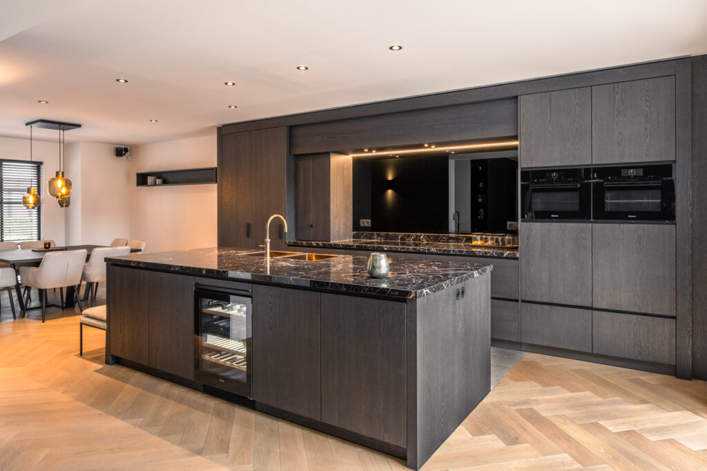 Moderne keuken op maat met keramiek en spiegelglas