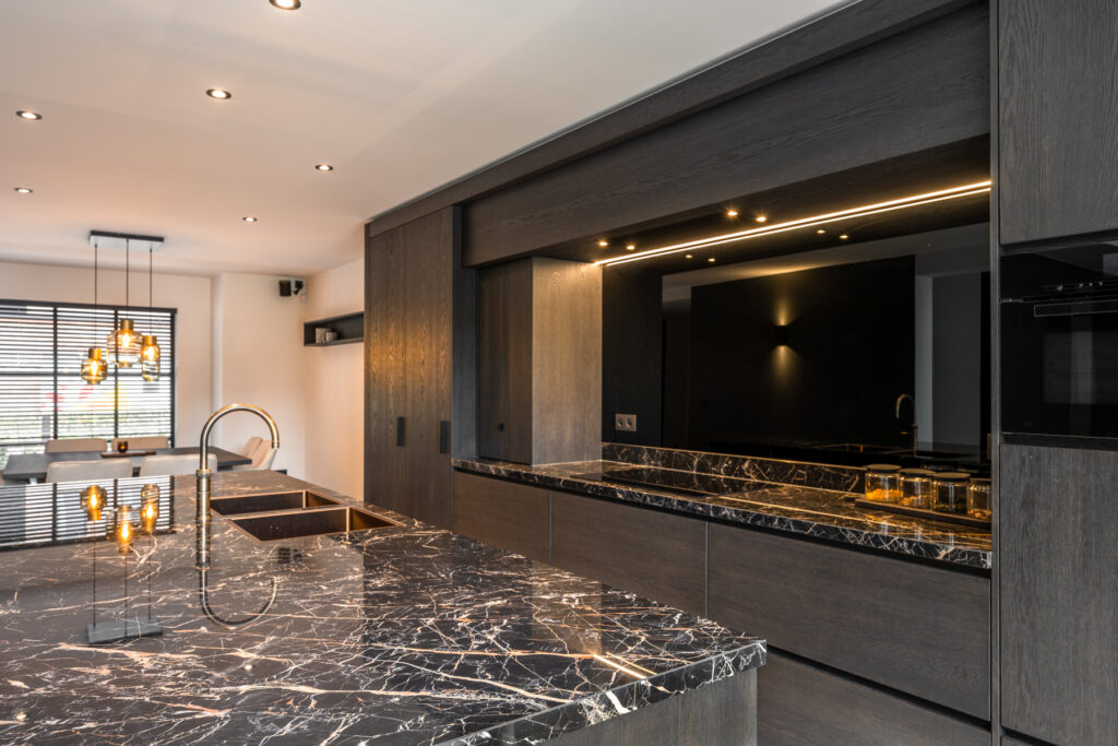 Donkerhouten keuken met high-end afwerking
