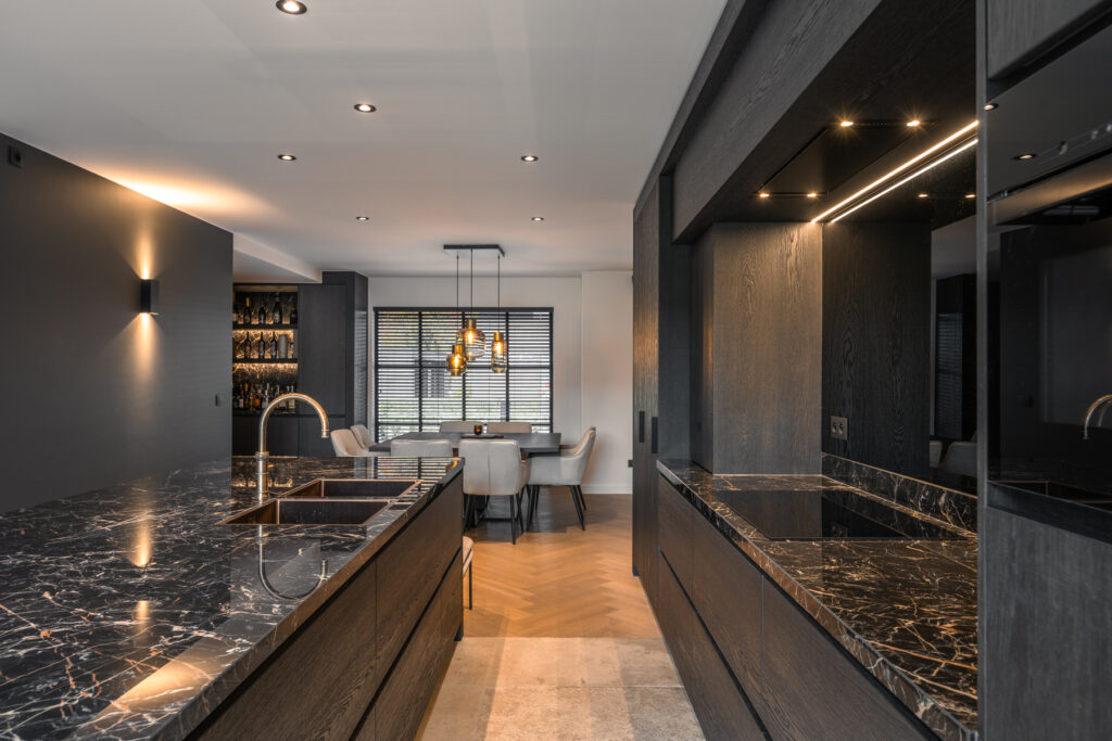 Luxueuze leefkeuken met barkast en donker hout