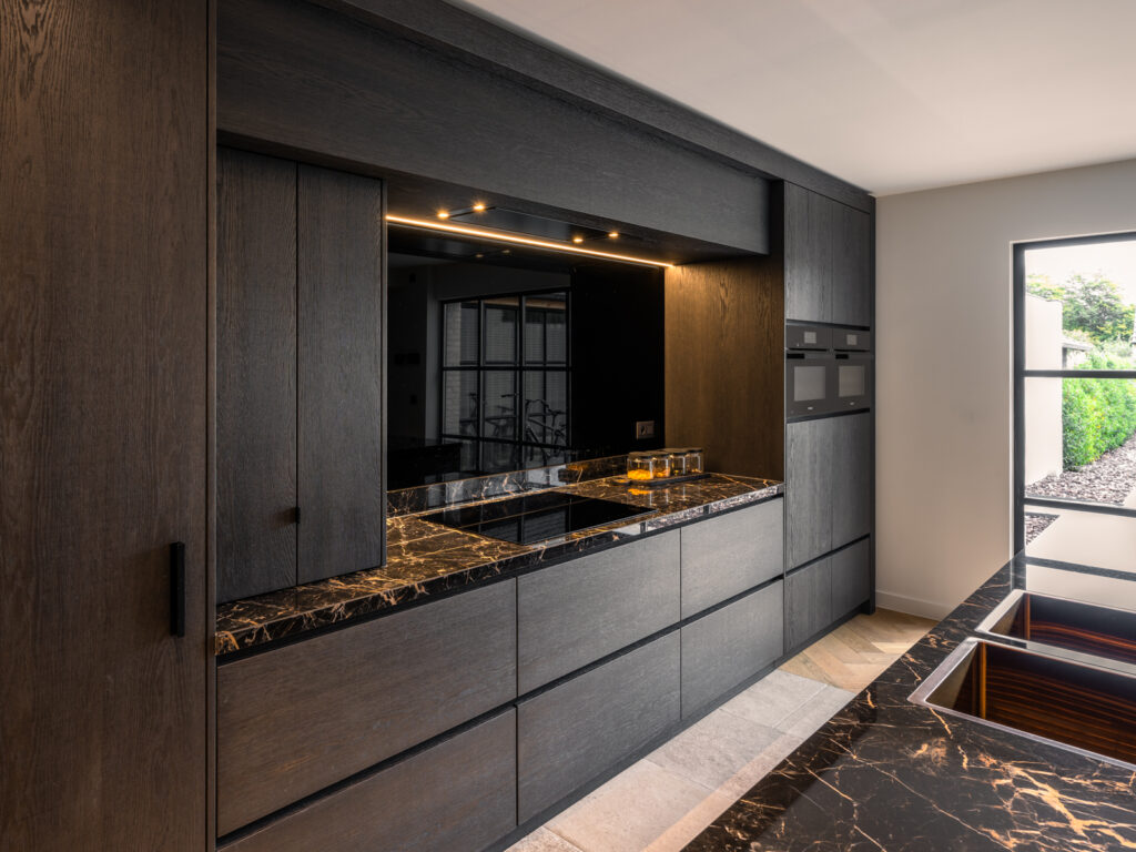 Moderne keuken op maat met keramiek en spiegelglas