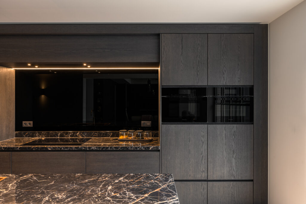 Moderne keuken op maat met keramiek en spiegelglas