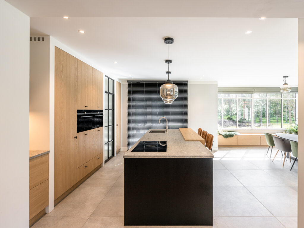 Keuken met keukeneiland en kastenwand