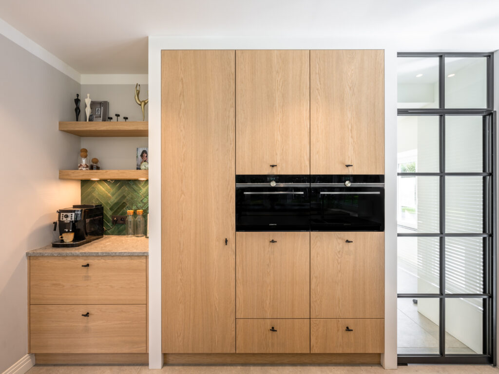 Keuken met koffiehoekje en staaldeur