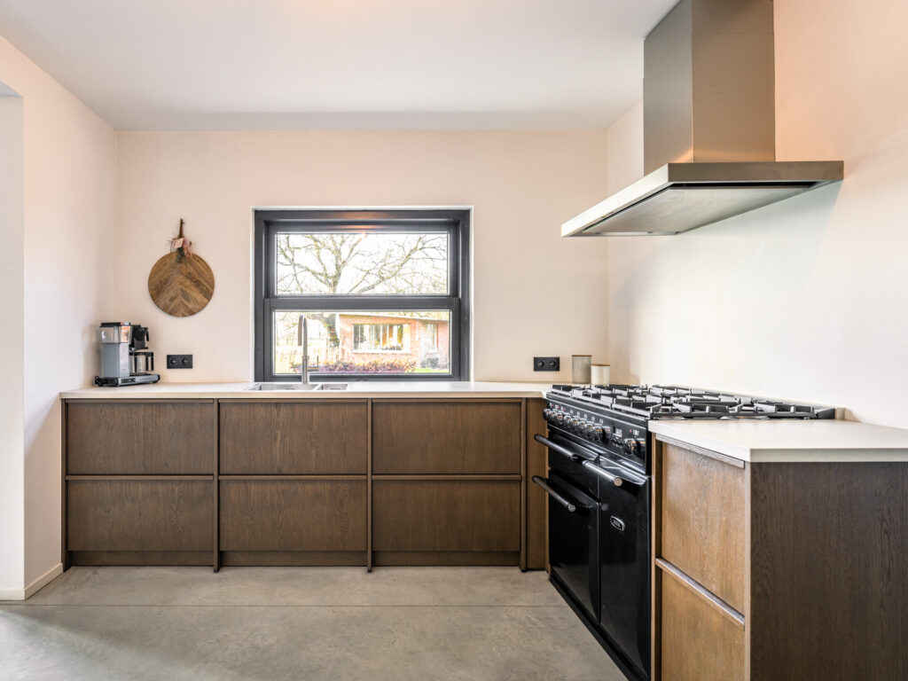 Moderne landelijke keuken met fornuis