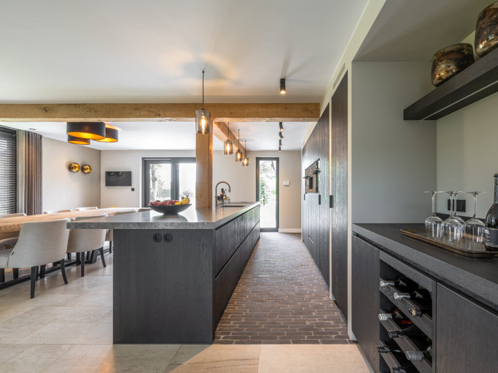 Karaktervolle keuken met bar en keukeneiland