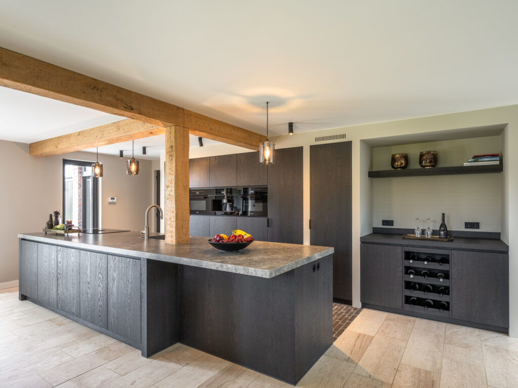 Leefkeuken met ingewerkte bar en marmerlook blad