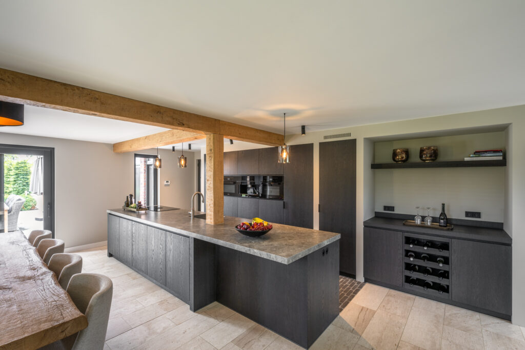Leefkeuken met ingewerkte bar en marmerlook blad