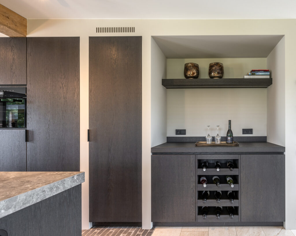Karaktervolle keuken met bar en keukeneiland