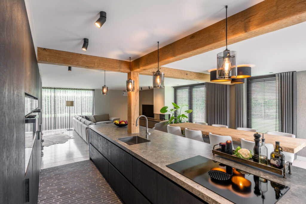 Donker hout en keramiek in maatwerkkeuken
