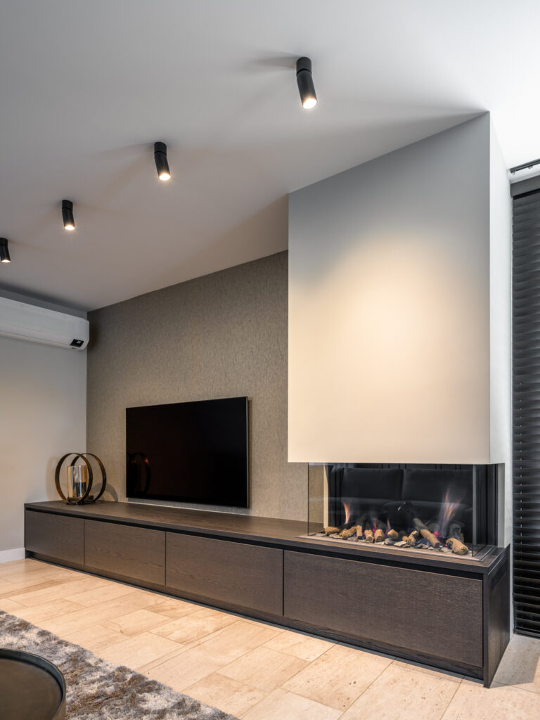 Haard- en tv-meubel in donker hout