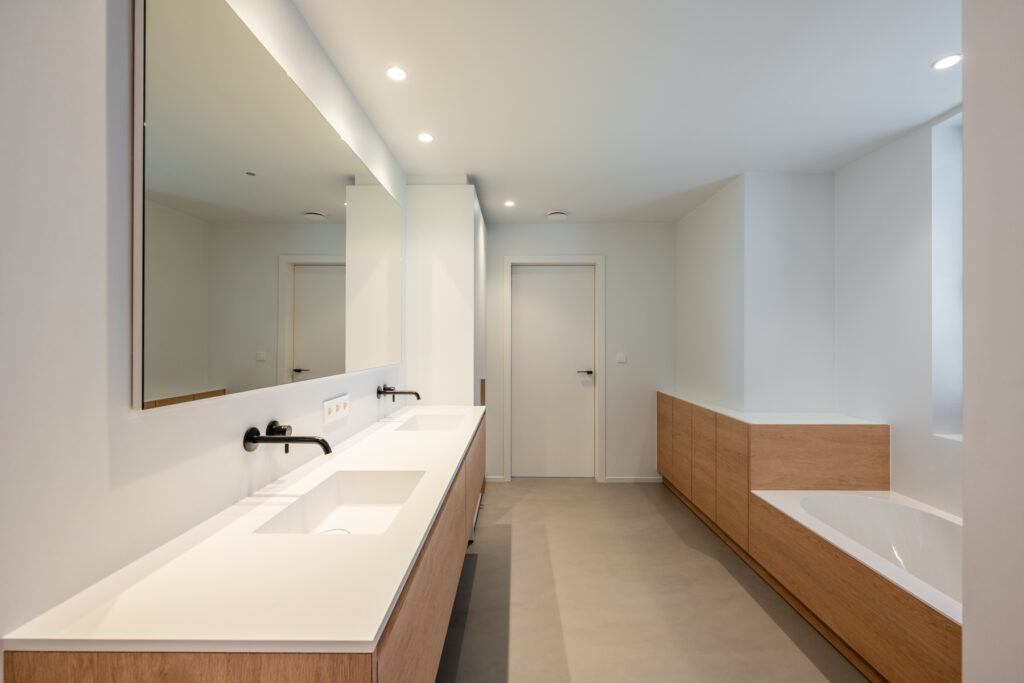 Vochtbestendige badkamer in houtlook HPL en met solid surface topblad