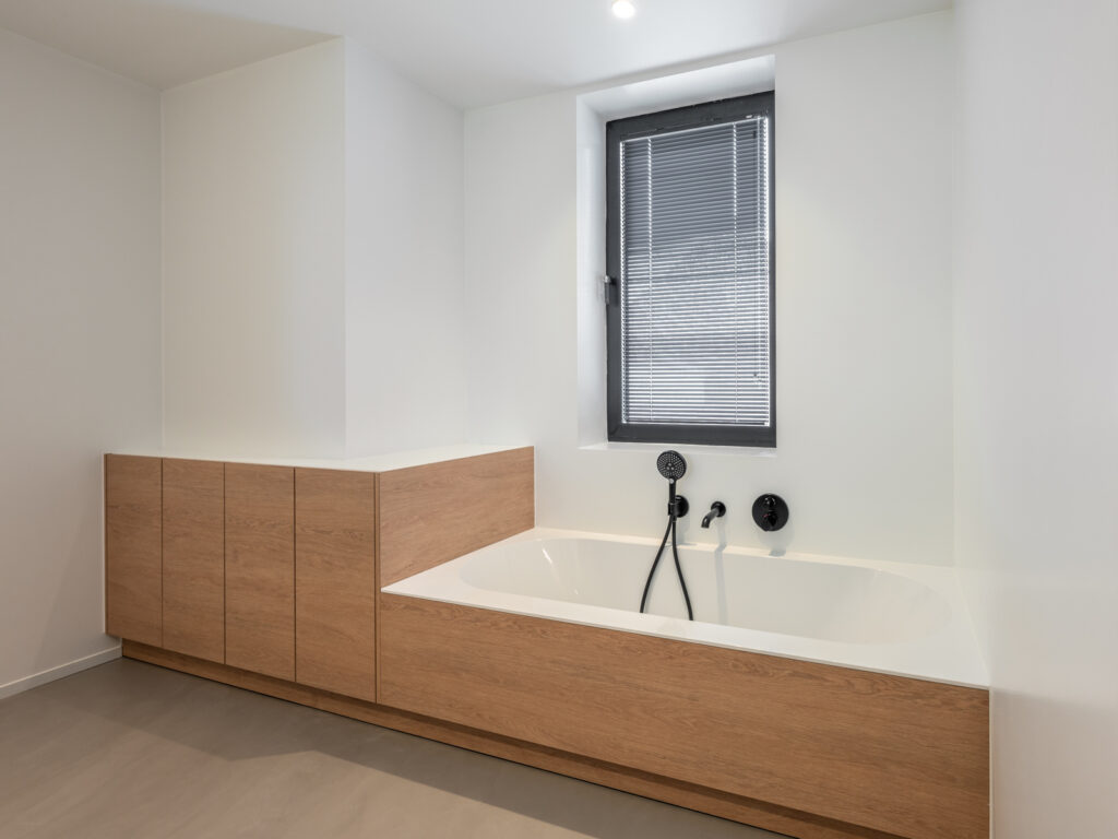 Badkamer op maat in houtlook HPL en witte solid surfface