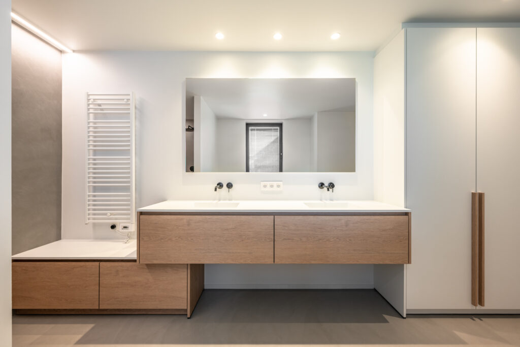 Vochtbestendige badkamer in houtlook HPL