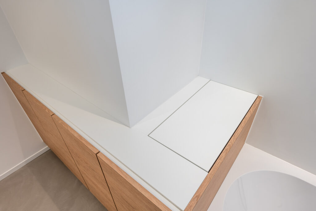 Badkamer op maat met ingewerkte linnenkoker