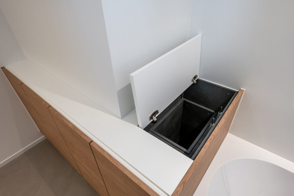 Functionele badkamer met linnenkoker