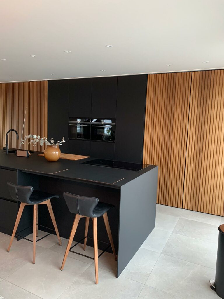 Keuken met zwart HPL en houten latten