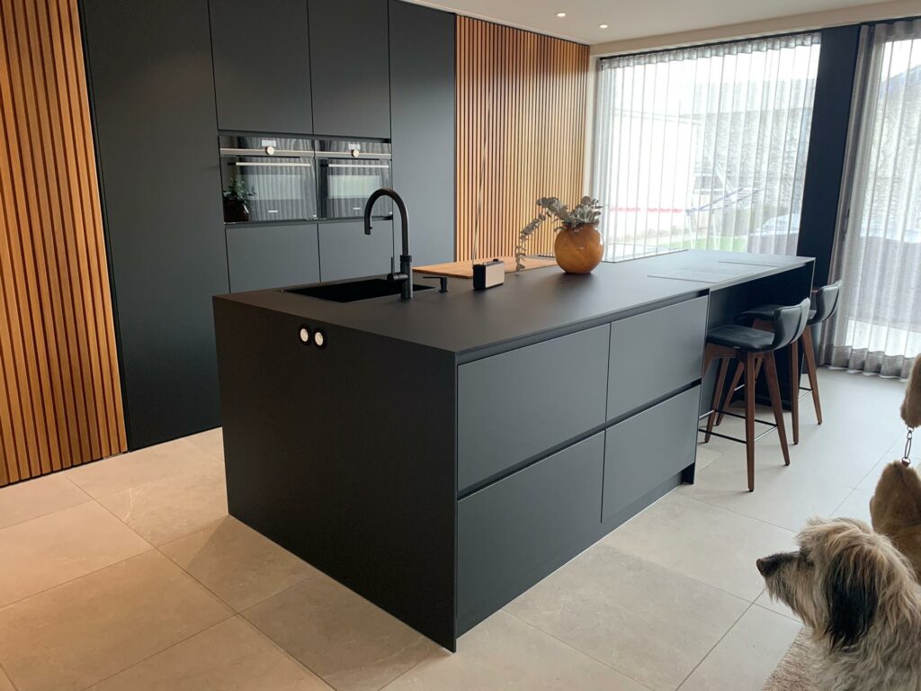 Moderne keuken mat zwart en houten lattenwerk met verborgen deur