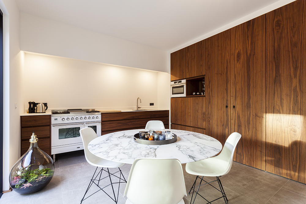 Maatwerk keuken in elegante notelaar fineer