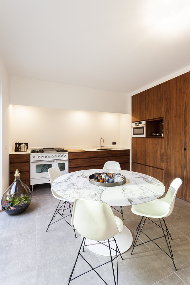 Keuken in karaktervol en elegant hout, notelaarfineer met unieke kleur en tekening