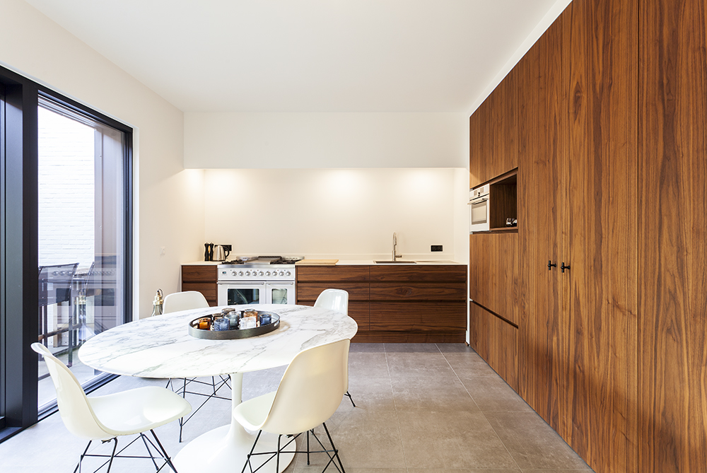 Keuken in notelaar fineer op maat en marmeren eettafel