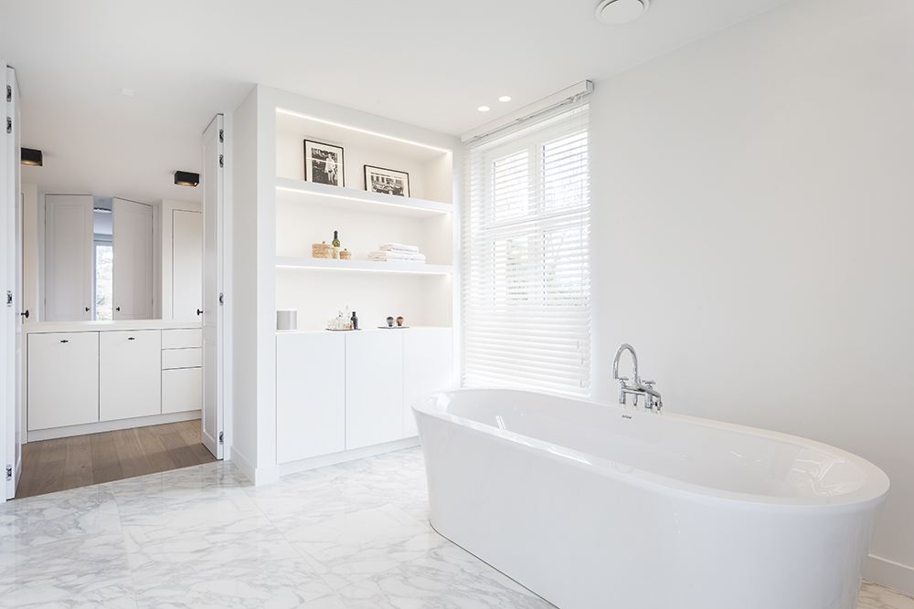 Luxe badkamer met marmeren afwerking en elegant maatwerk