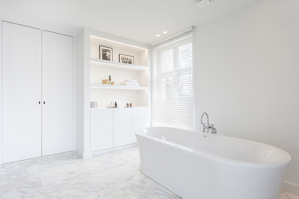 Tijdloze dressing met klassevolle doorloop naar luxe badkamer

