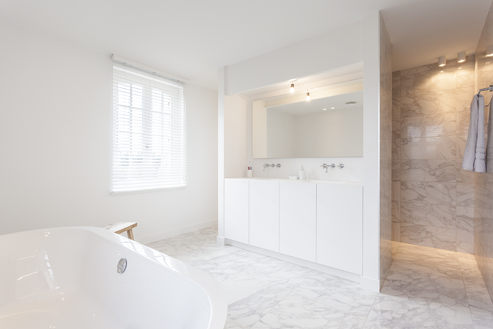 Luxe badkamer met marmeren afwerking