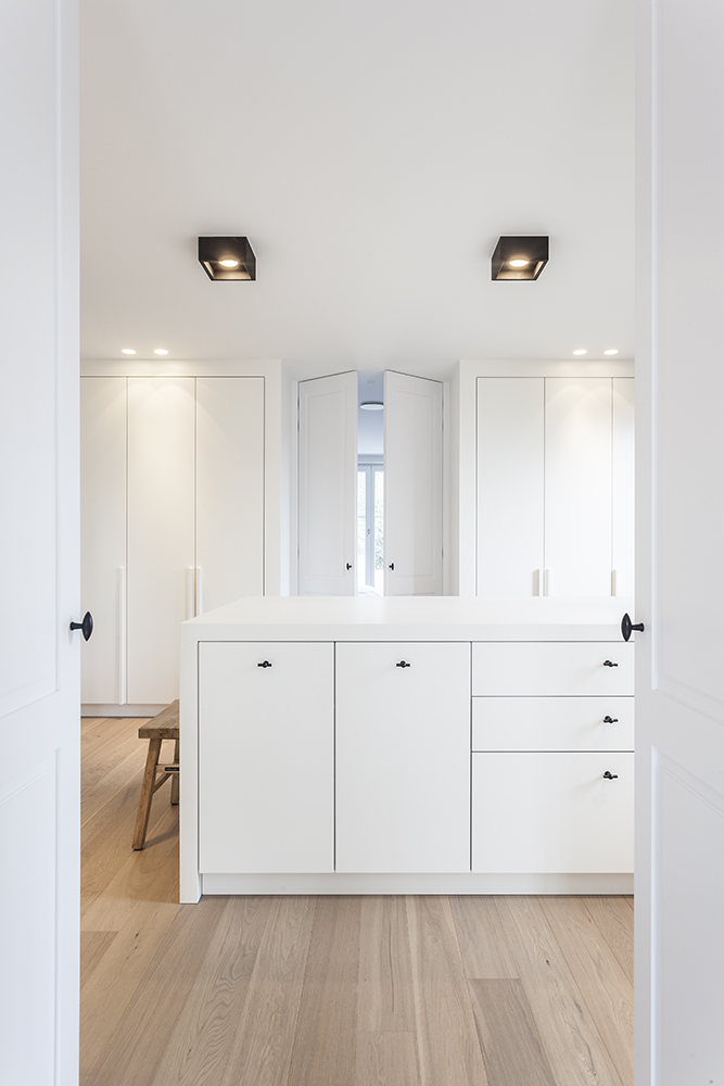 Dressing met eiland en houten parketvloer