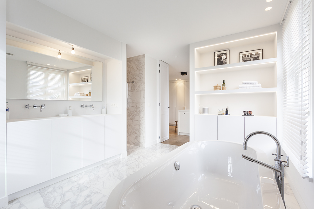 Minimalistische badkamer met vrijstaand bad