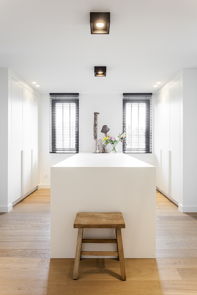 Dressing met eiland en houten parketvloer