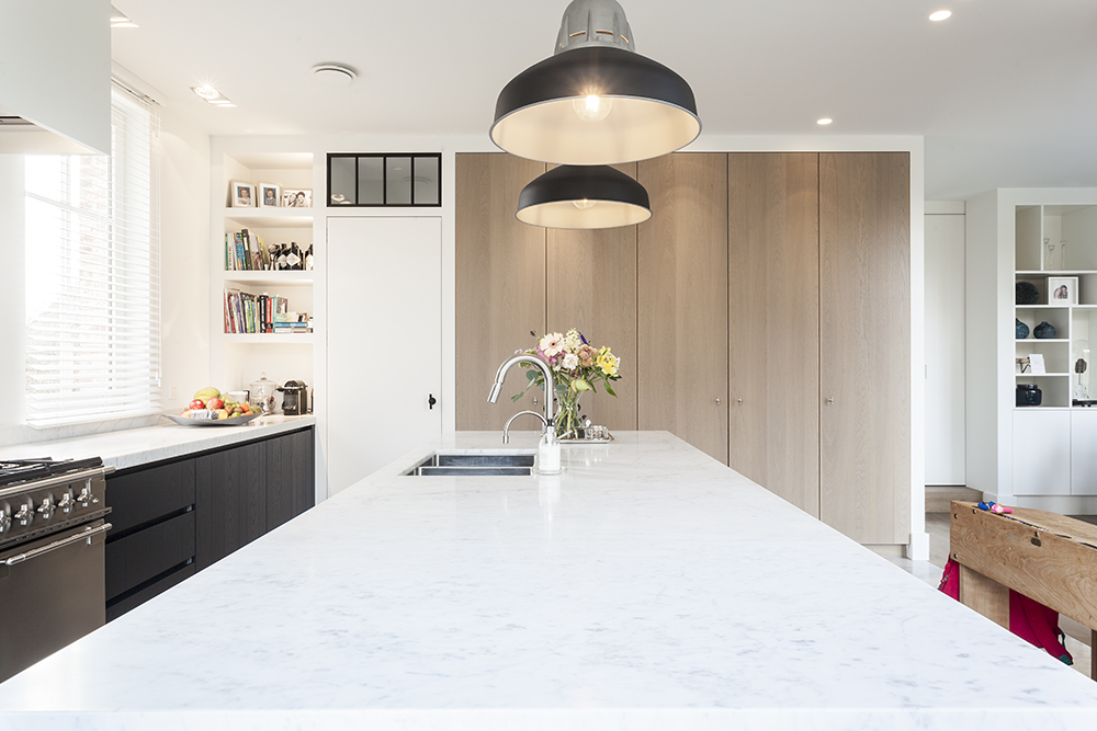 Keuken met kastenwand in natuurlijke eifkineer