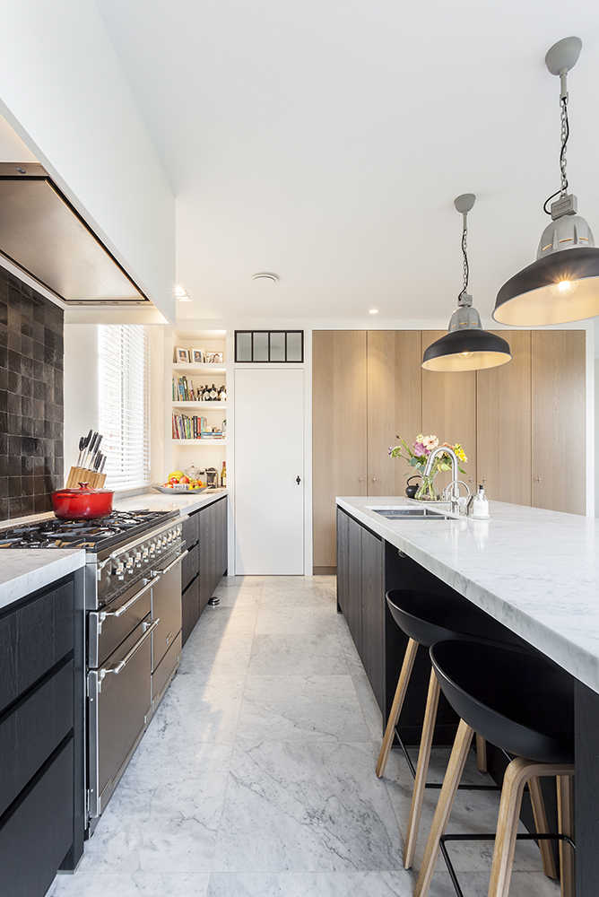Keuken met zwart gebeitste eikfineer en marmerlook blad