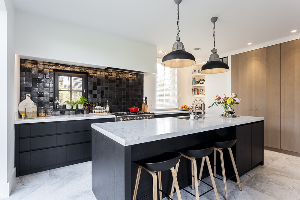 Leefkeuken met fornuis en marmeren blad