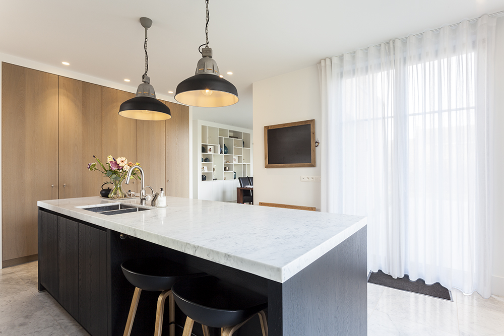 Keuken met zwart gebeitste eikfineer en marmerlook blad
