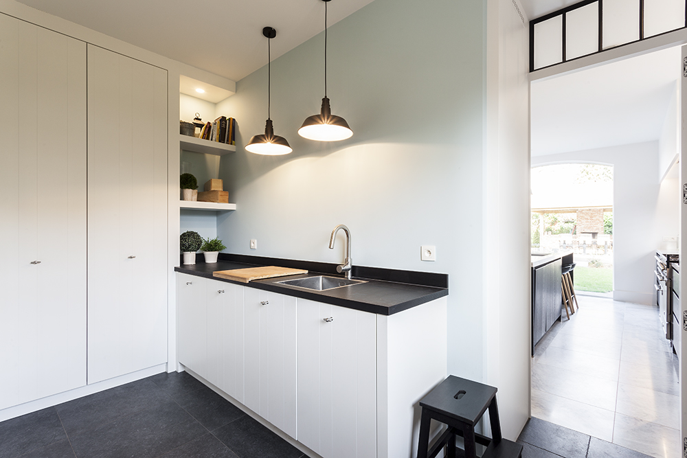Keuken met verborgen bijkeuken
