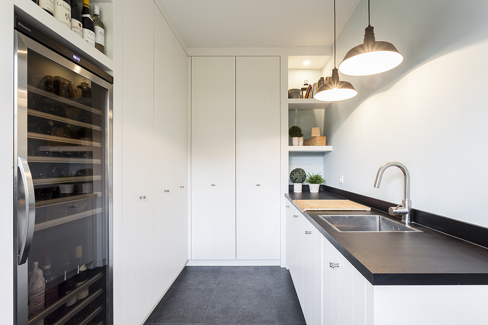 Bijkeuken met extra spoelbak en kastruimte